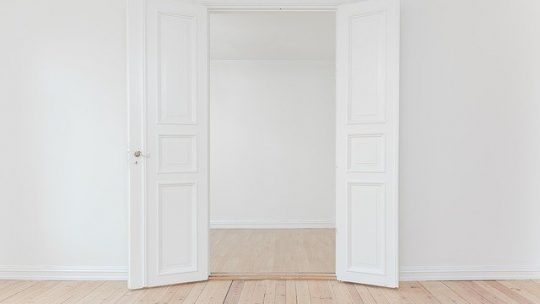 Décoration du salon: comment habiller les murs blancs ?